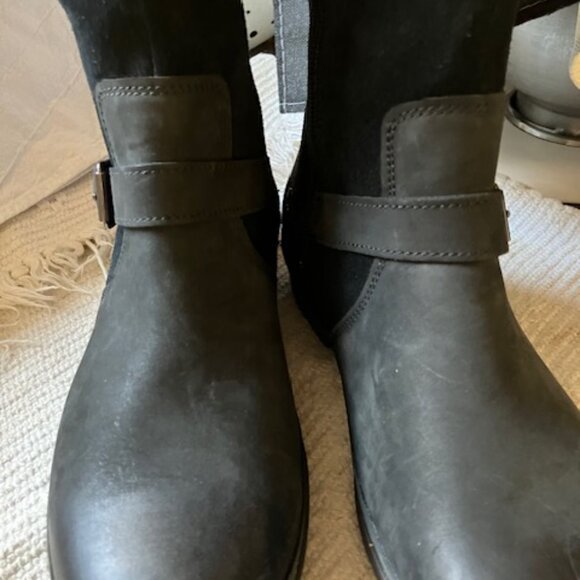 Nice Pair of UGG waterproof boots - Picture 4 of 13